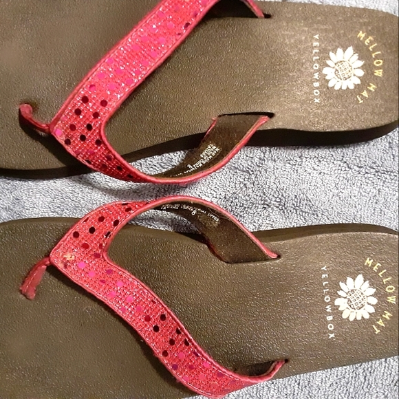 Bundle of Toes Sandals - Picture 5 of 16